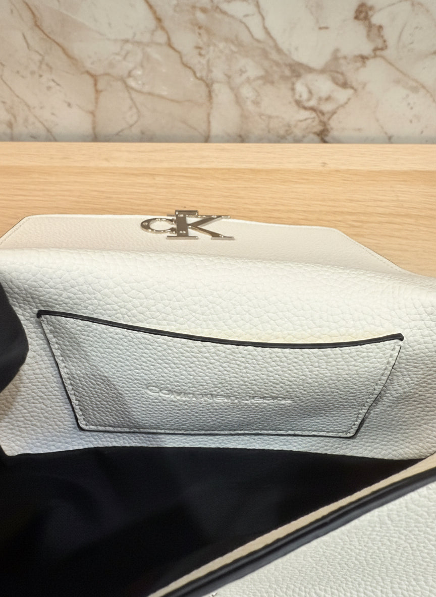 CALVIN KLEIN CHAIN CROSSBODY BAG - SILVER BIRCH