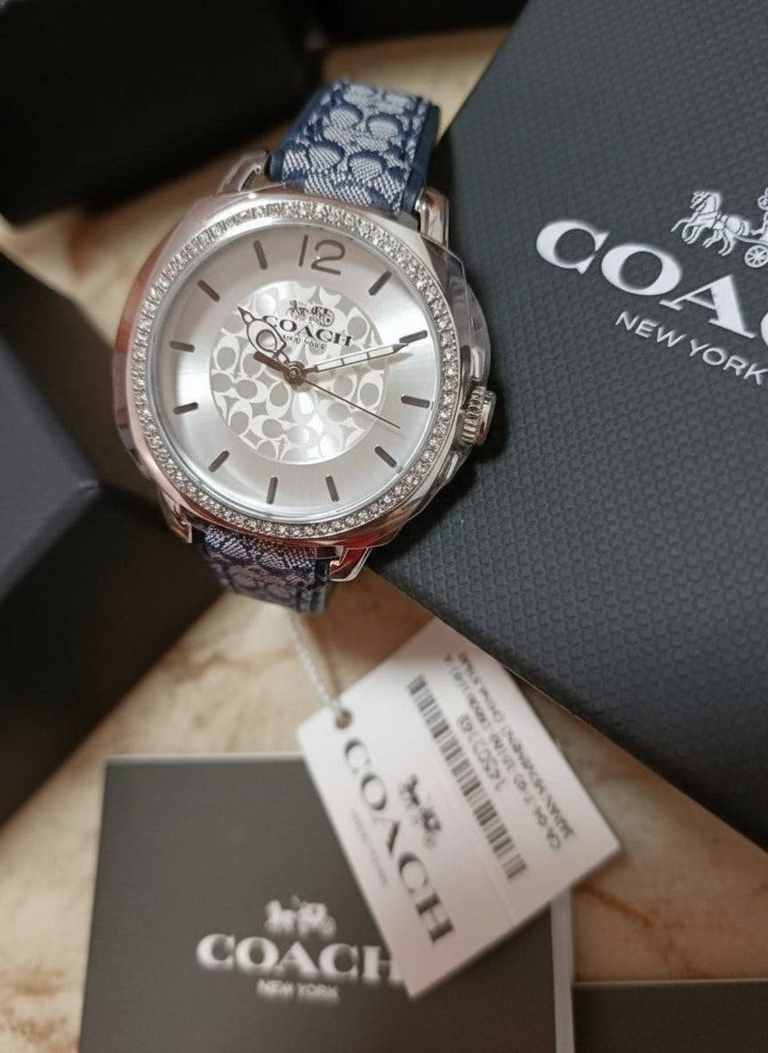 ساعة كوتش بوي فريند متوسطة الحجم - لون أزرق داكن مميز