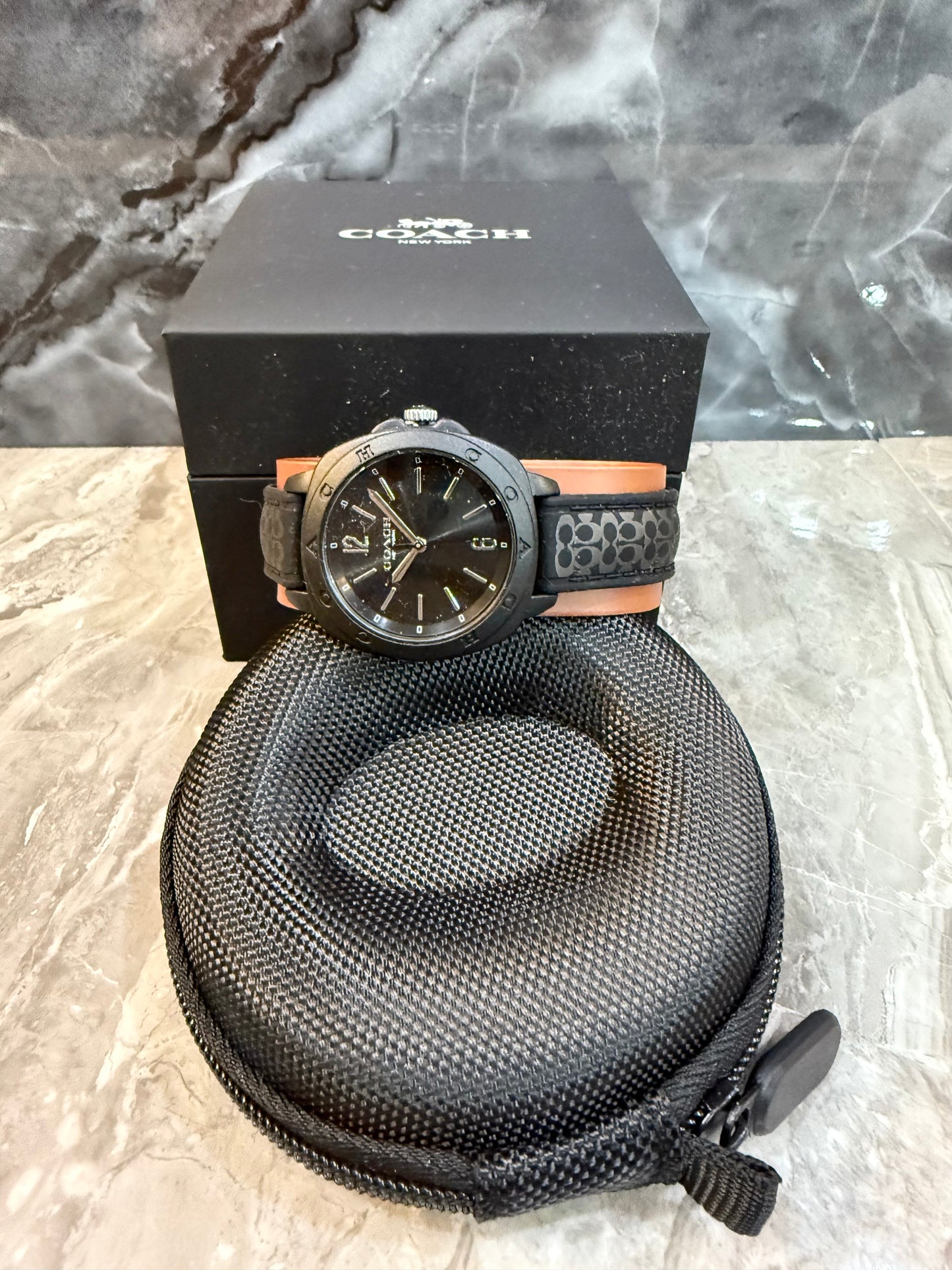 ساعة كوتش كيت التناظرية للنساء