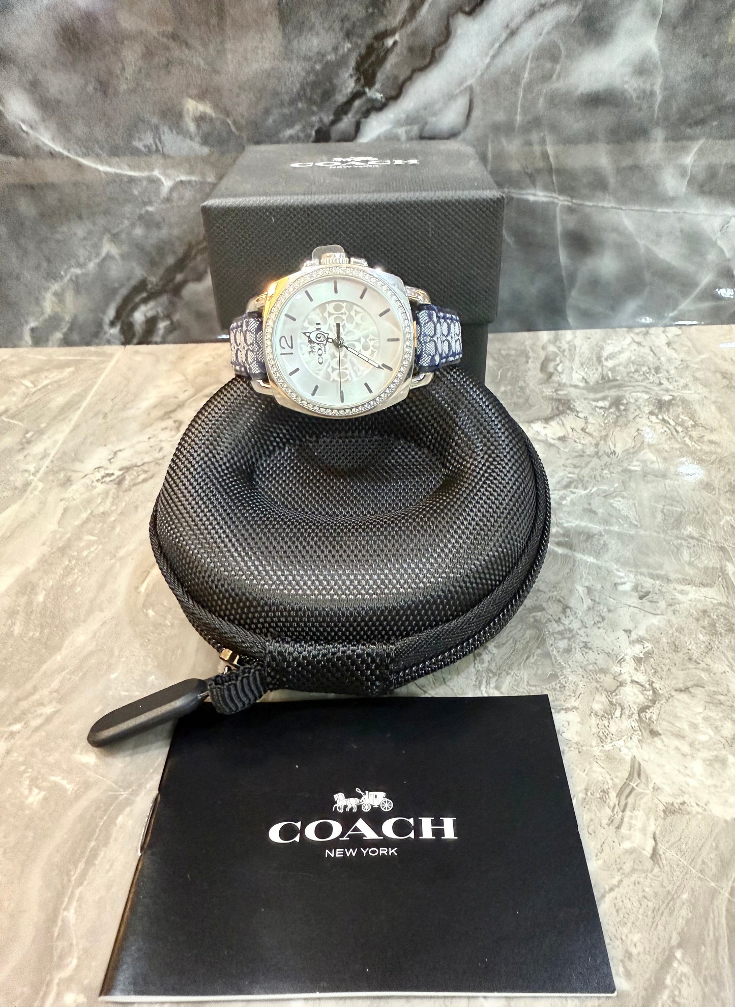 ساعة كوتش بوي فريند متوسطة الحجم - لون أزرق داكن مميز