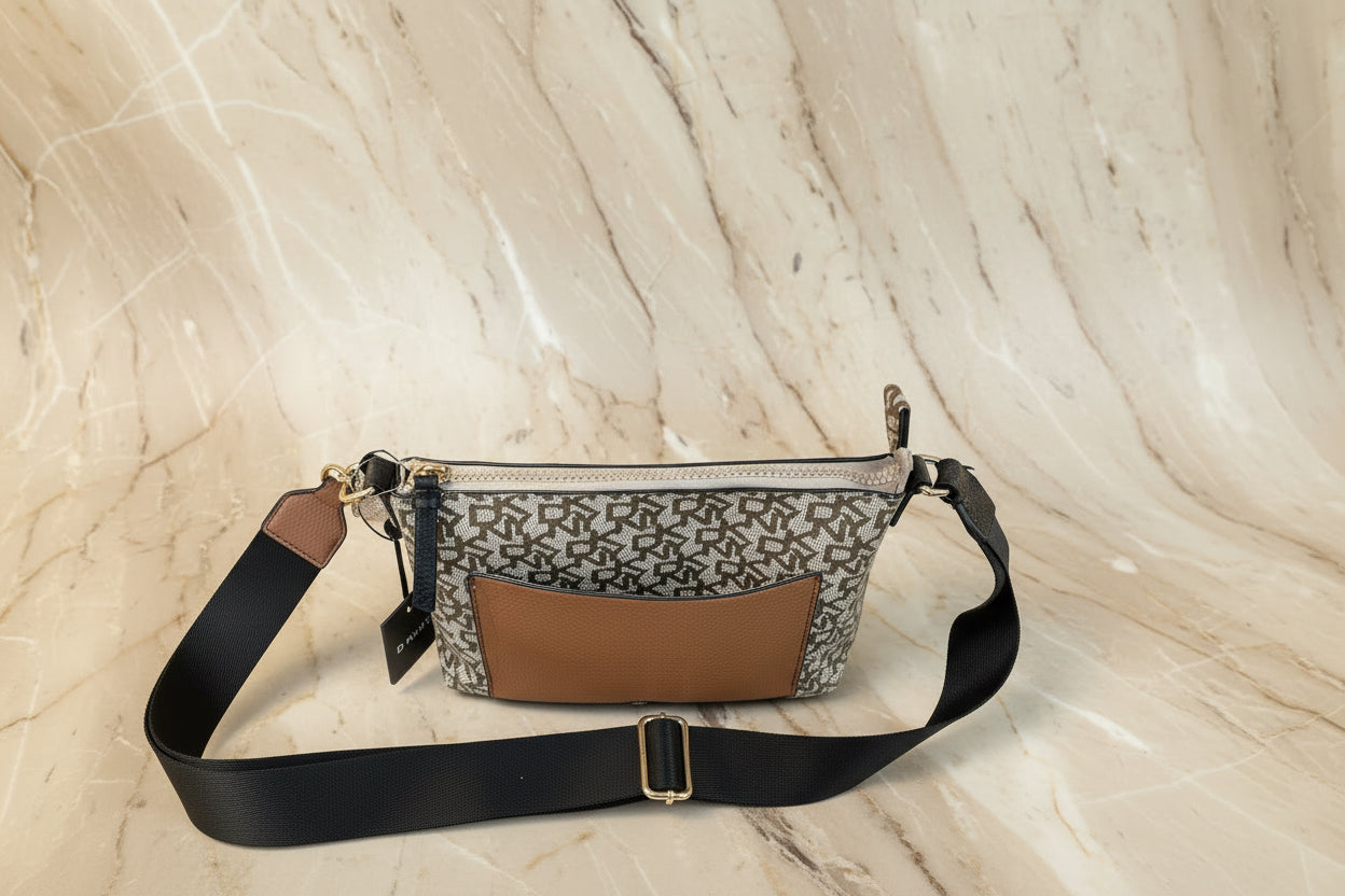 حقيبة كروس بودي من دي كيه إن واي بشعار المونوغرام