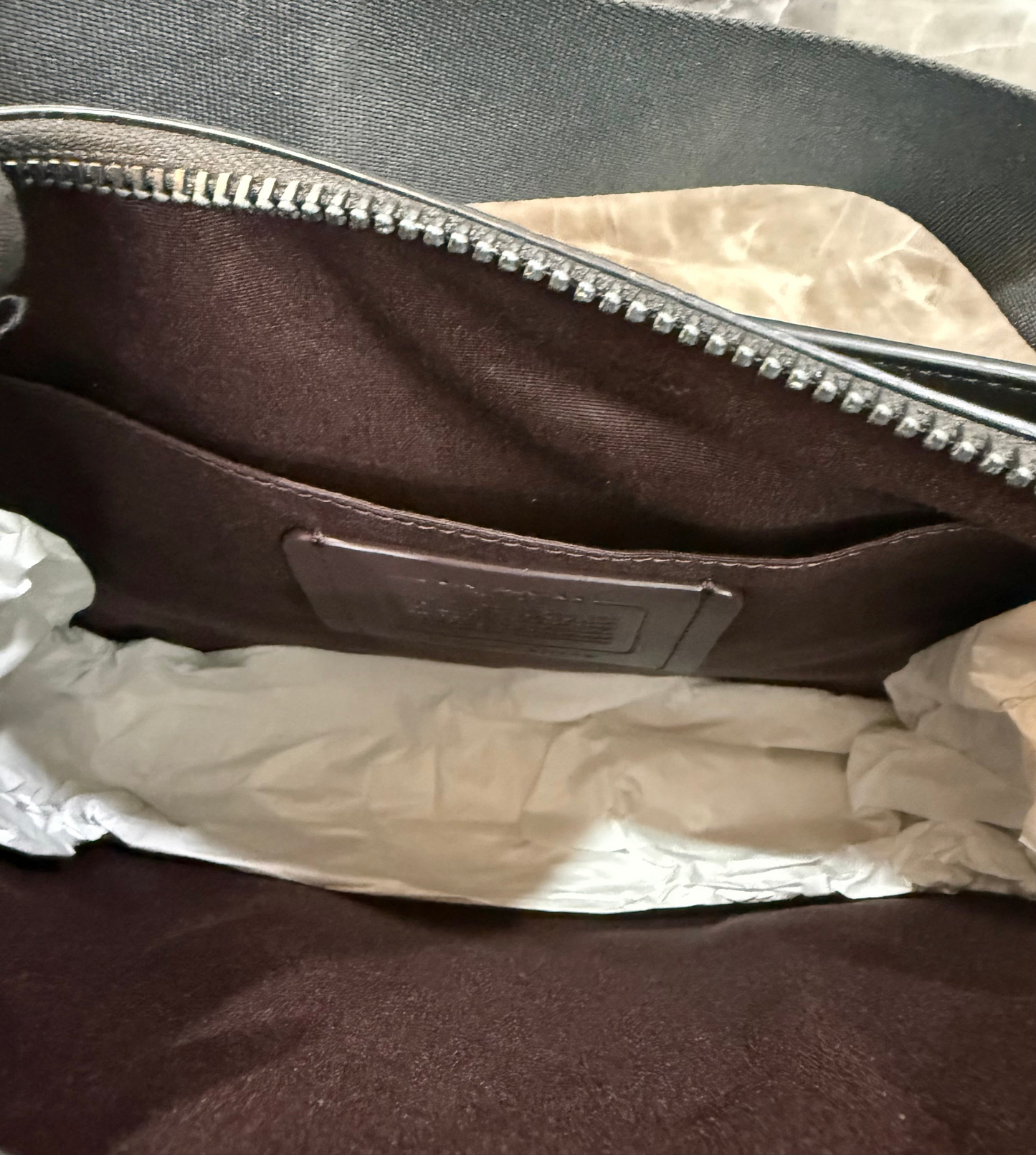 حقيبة كروسبودي من كوتش مصنوعة من قماش مميز - لون الماهوجني