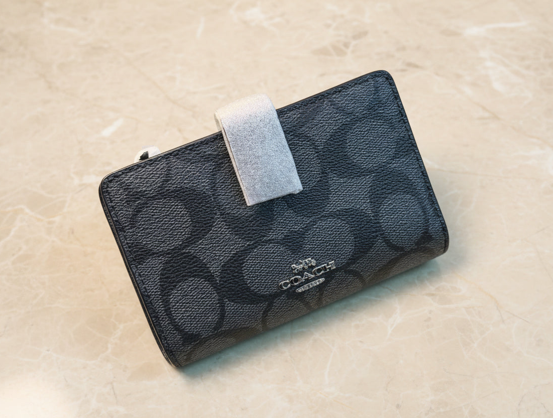 محفظة كوتش ثنائية الطي متوسطة الحجم بسحاب في الزاوية