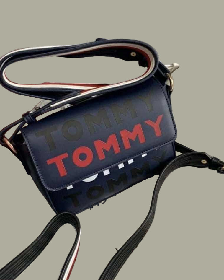 حقيبة كروسبودي ذات غطاء قلاب من تومي هيلفيغر