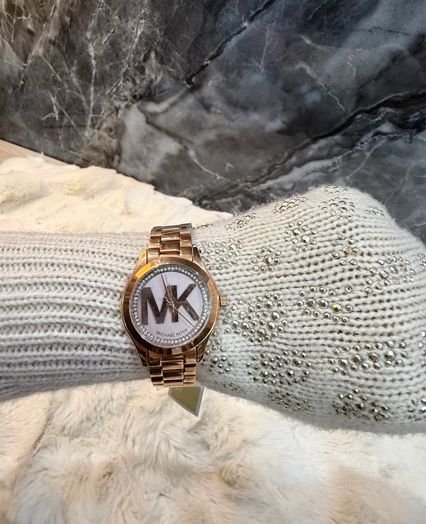 ساعة مايكل كورس ميني سليم رانوي - لون ذهبي وردي - بشعار MK وتصميم مرصع بالكريستال - علبة ساعة مجانية 
