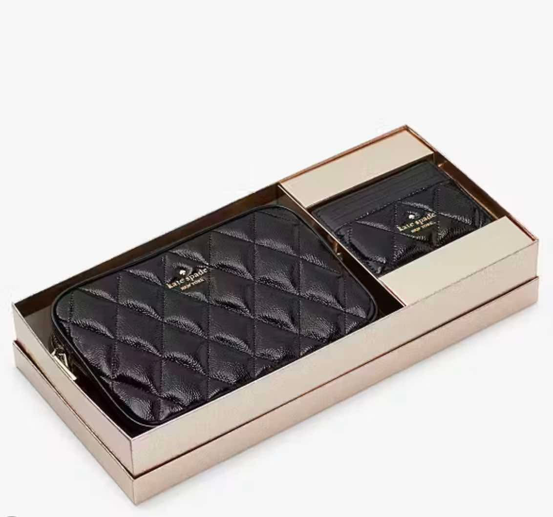 حقيبة كروسبودي من الجلد المبطن من كيت سبيد، مع حافظة بطاقات رفيعة، في علبة.