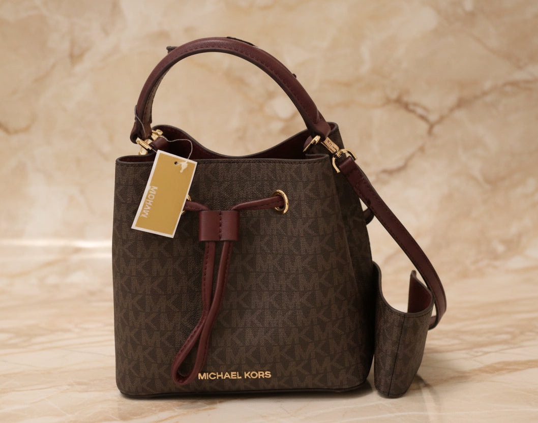 MICHAEL KORS SURI BUCKET IN SIGNATURE CANVAS