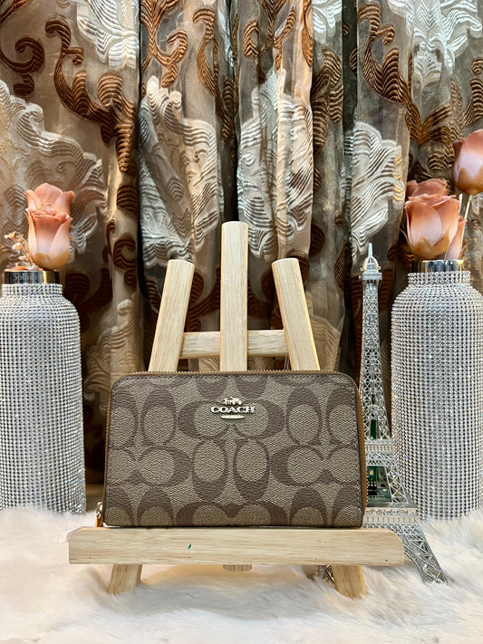 محفظة كوتش متوسطة الحجم بسحاب دائري