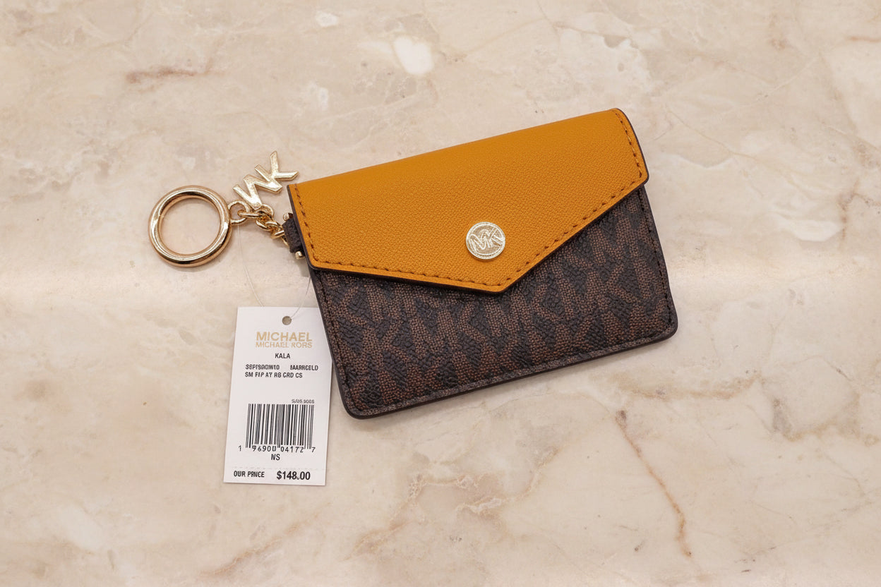 MICHAEL KORS CARD CASE FLAP - SIGNATURE BROWN/MUSTARD YELLOW