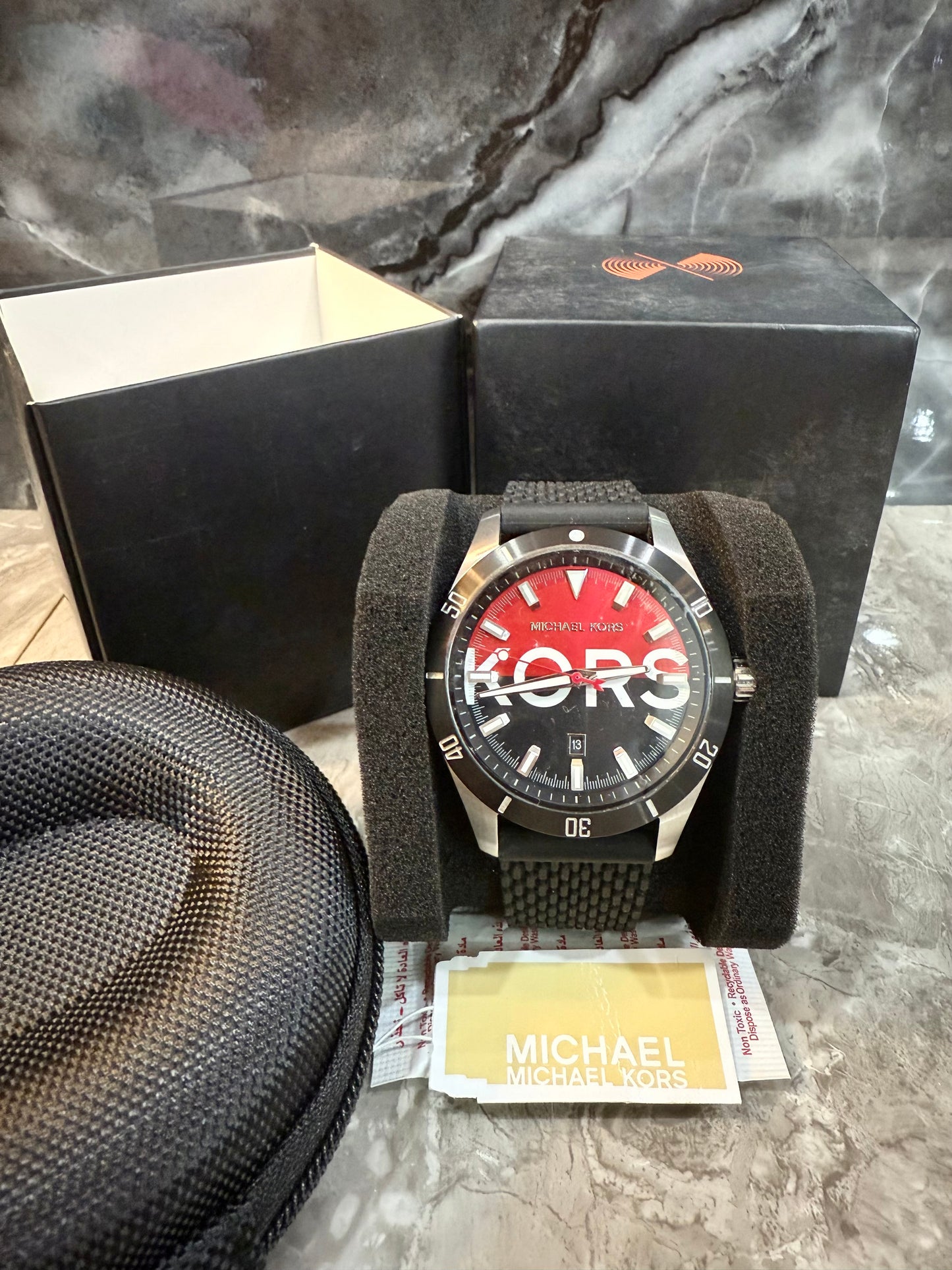 ساعة مايكل كورس لايتون الرجالية المصنوعة من السيليكون الأسود