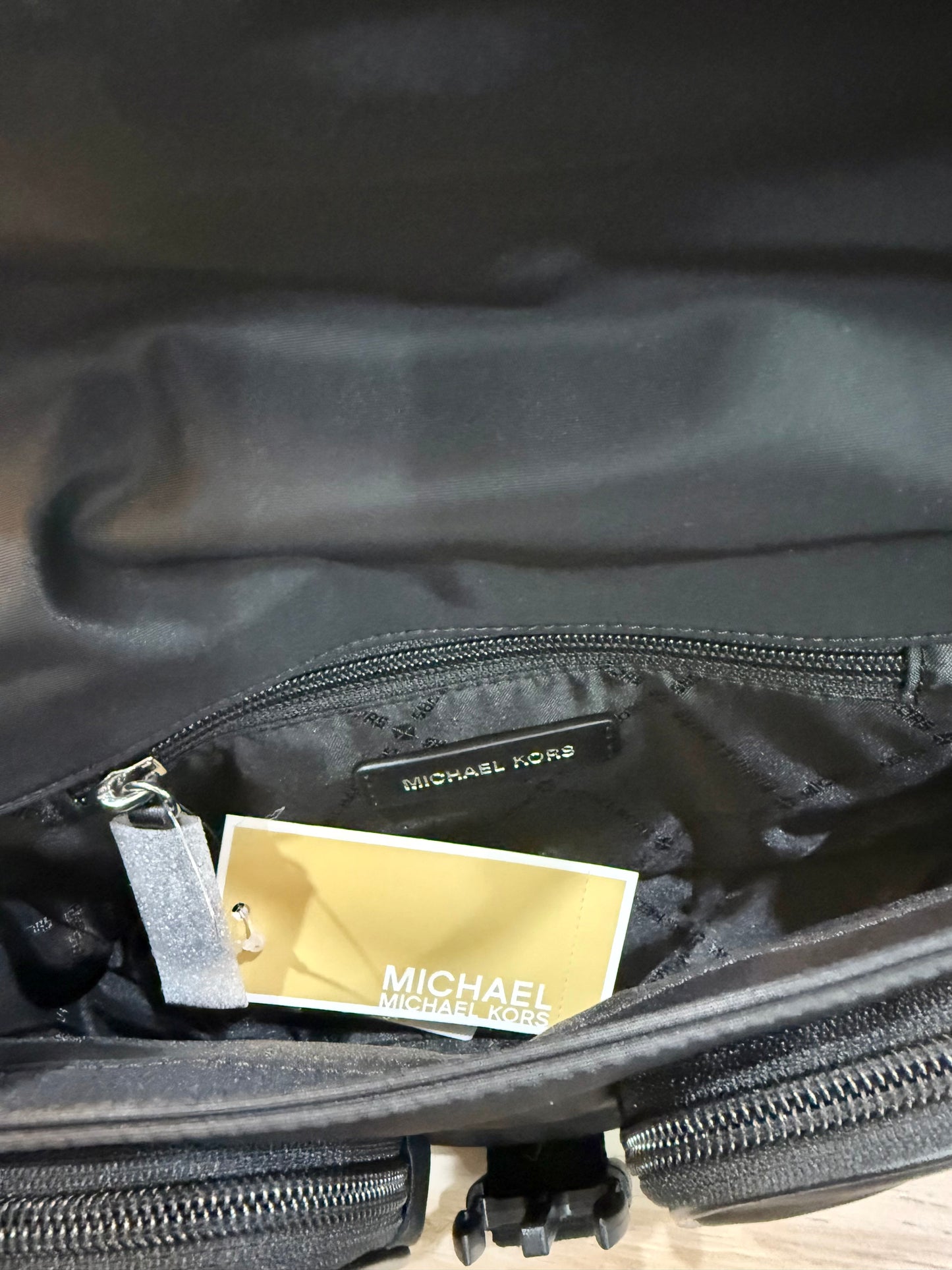 حقيبة مايكل كورس كاي متوسطة الحجم بجيبين وغطاء قلاب