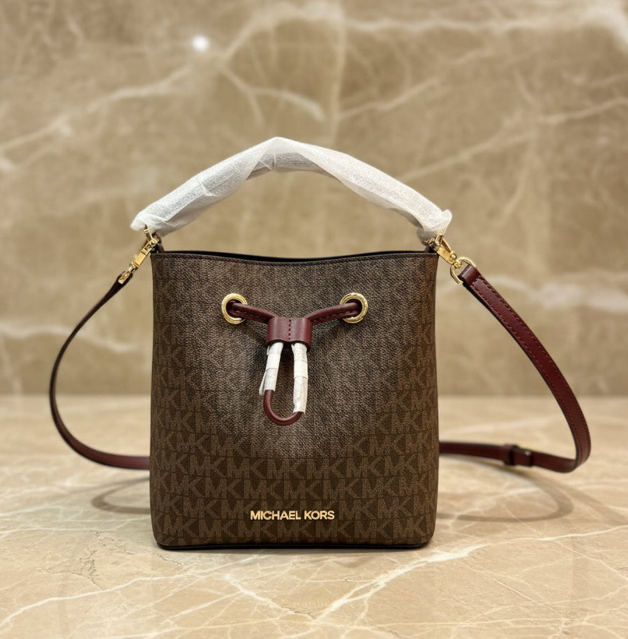 MICHAEL KORS SURI BUCKET IN SIGNATURE CANVAS