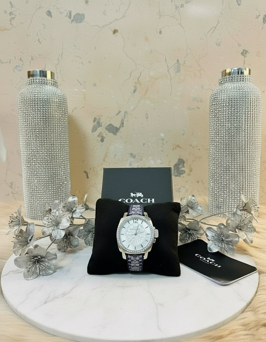 ساعة كوتش بوي فريند متوسطة الحجم - لون أزرق داكن مميز