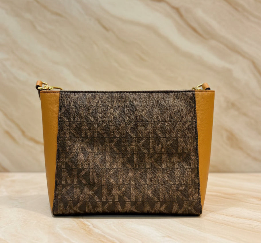 MICHAEL KORS TOP ZIP HAMILTON TRAVELLER MESSENGER BAG SMALL - SIG BROWN