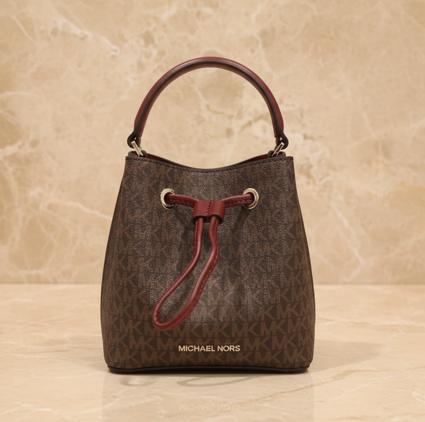 MICHAEL KORS SURI BUCKET IN SIGNATURE CANVAS