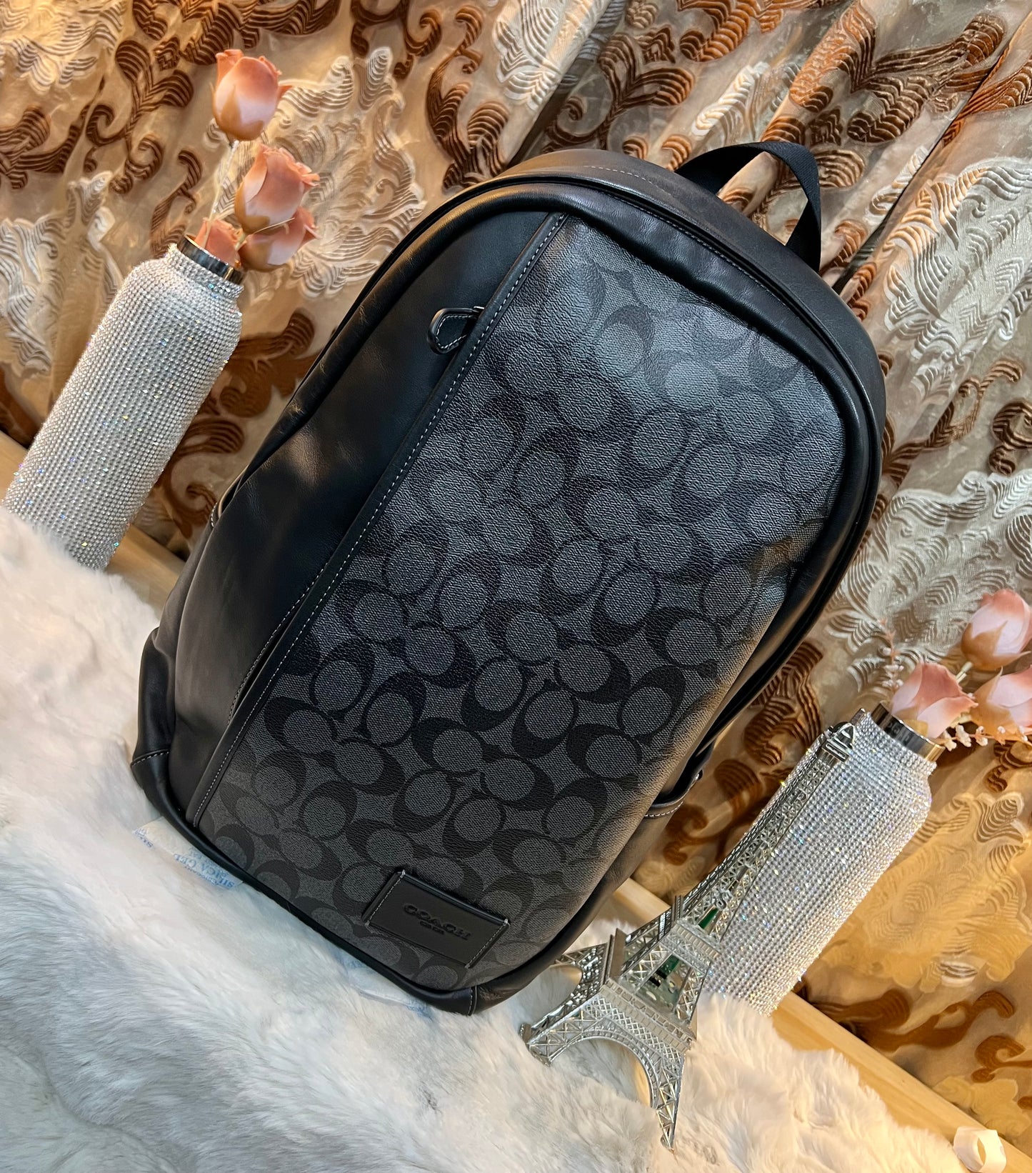 حقيبة ظهر كبيرة من كوتش - لون أسود فحمي مميز