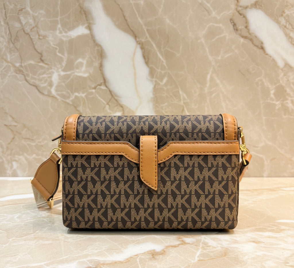 MICHAEL KORS JET SET LOGO SMARTPHONE CROSSBODY BAG- BROWN ACORN - WOVEN