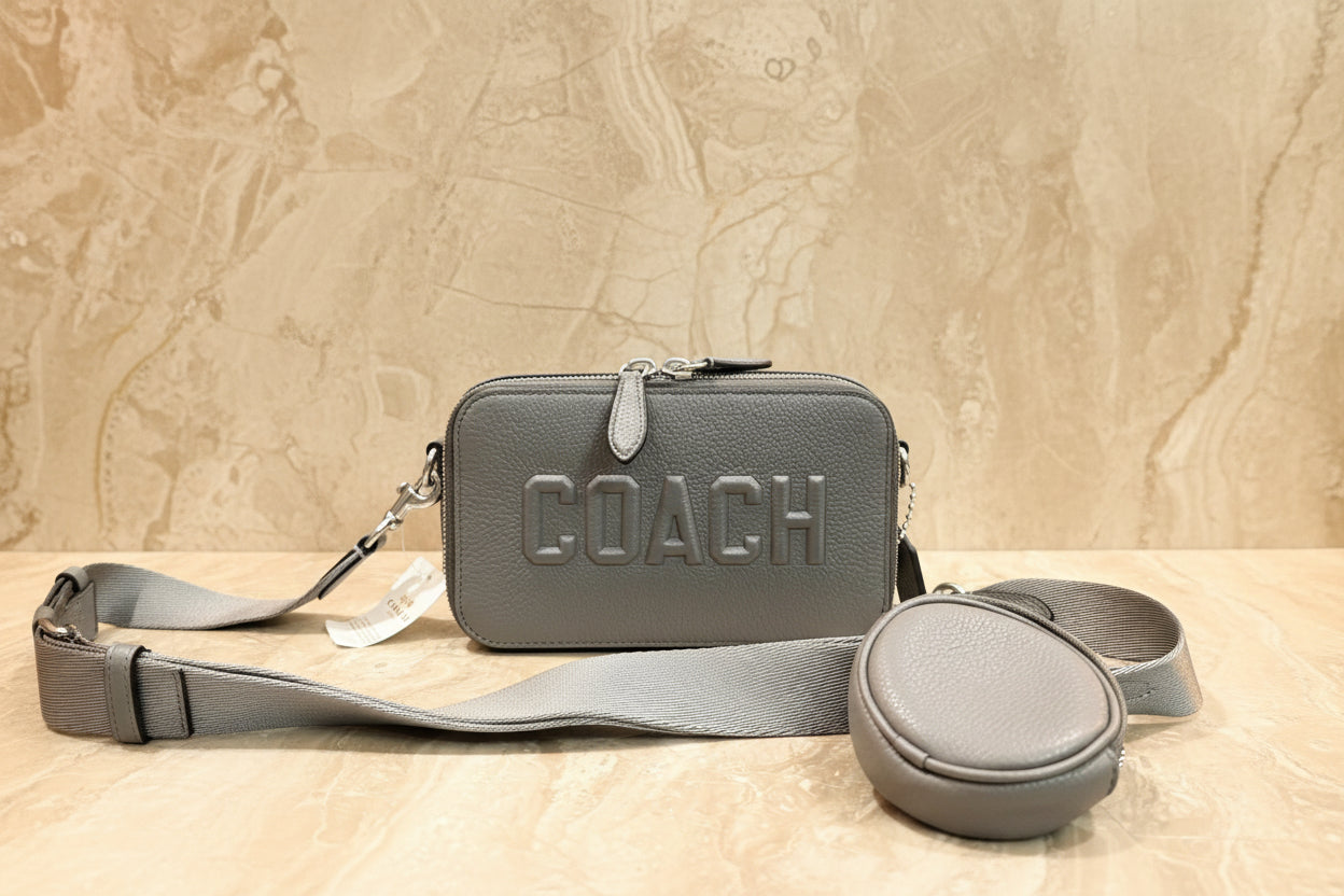 حقيبة كروسبودي رفيعة من كوتش تشارتر - رمادي