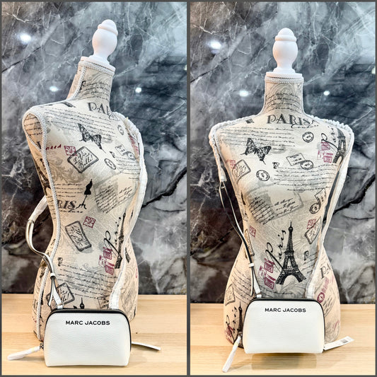 حقيبة صغيرة كروسبودي/حقيبة يد من مارك جاكوبس، مصنوعة من القطن الأبيض المحبب والجلد