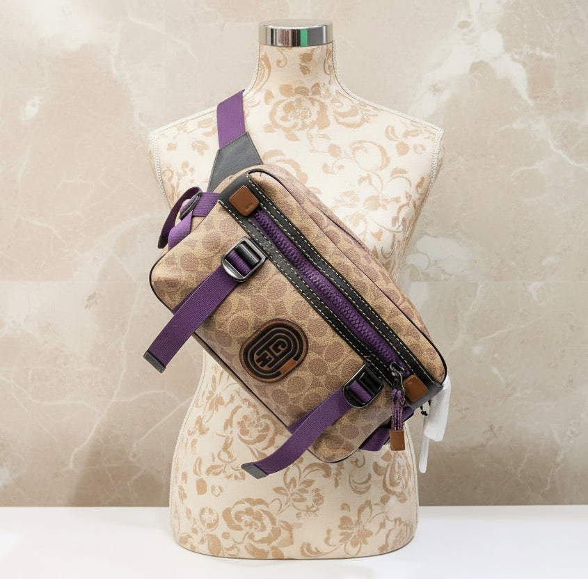 حقيبة خصر/حقيبة جسم محدودة الإصدار مطبوعة بشعار كوتش، مصنوعة من قماش الكانفاس البني المميز.