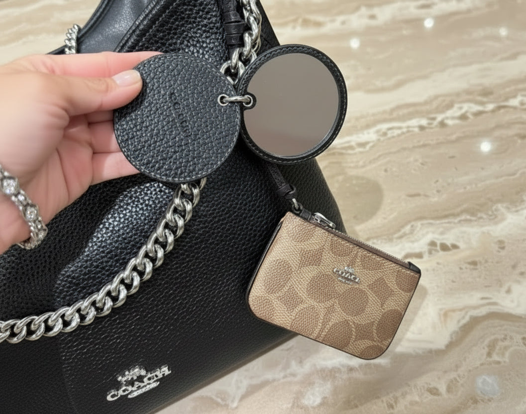 حقيبة كوتش متوسطة الحجم بلون الغار - أسود