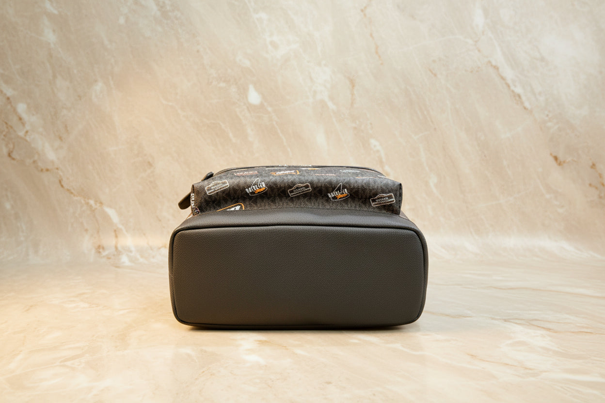 حقيبة ظهر مايكل كورس كوبر مزينة بشعار العلامة التجارية - أسود