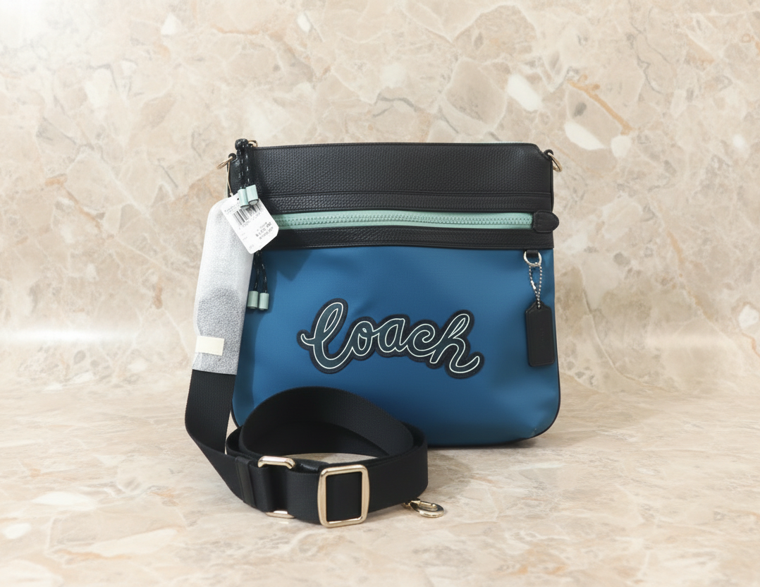 حقيبة كروسبودي من كوتش فال فايل - نايلون/جلد محبب، لون أزرق سماوي متعدد الألوان