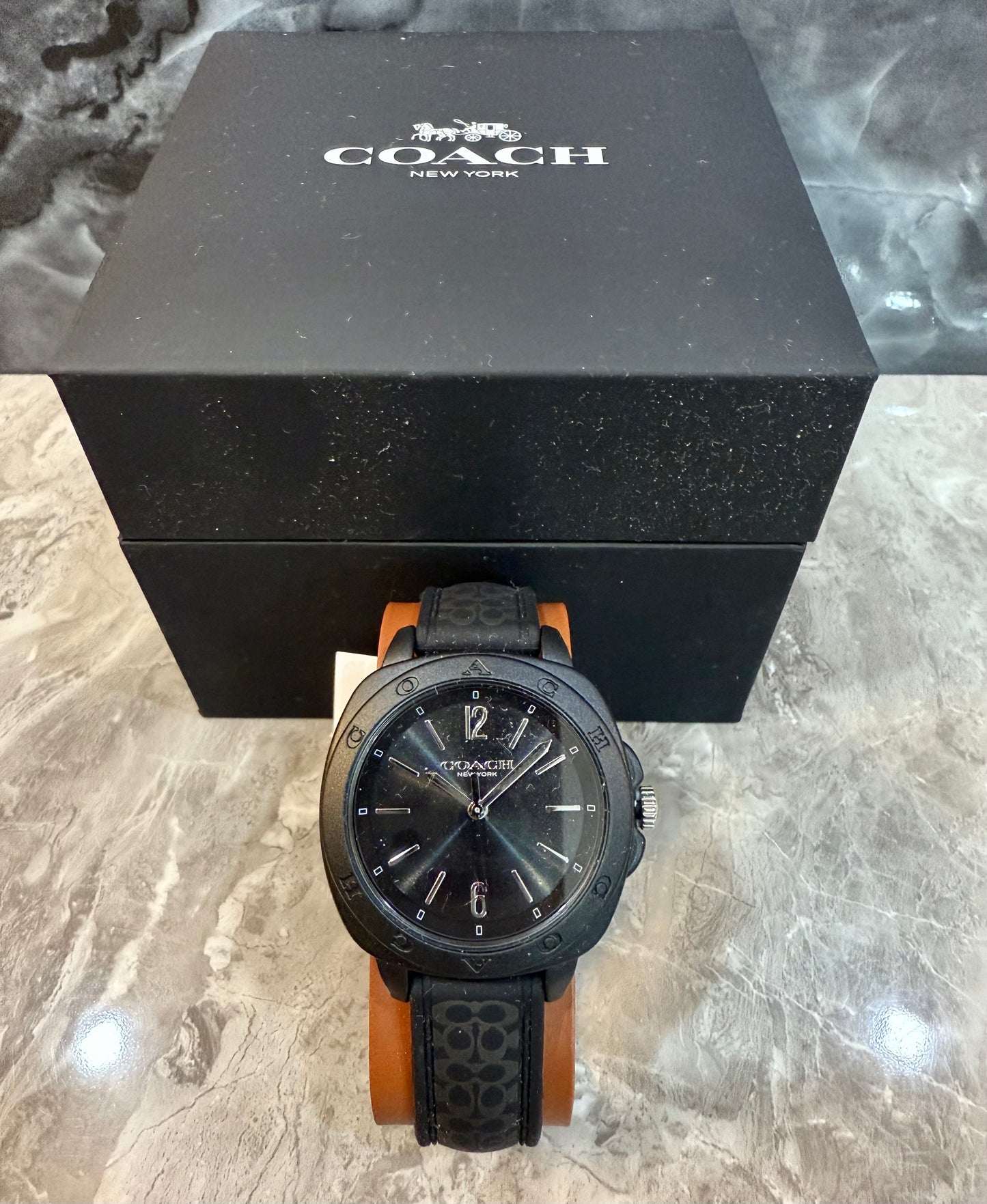 ساعة كوتش كيت التناظرية للنساء