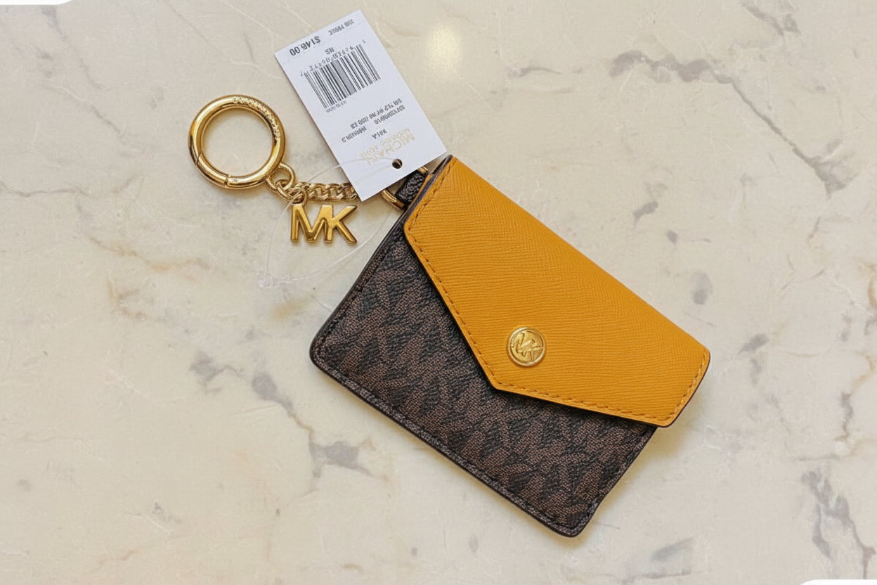 MICHAEL KORS CARD CASE FLAP - SIGNATURE BROWN/MUSTARD YELLOW