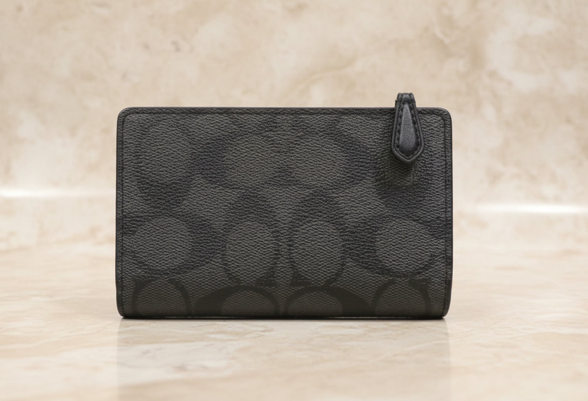 محفظة كوتش ثنائية الطي متوسطة الحجم بسحاب في الزاوية