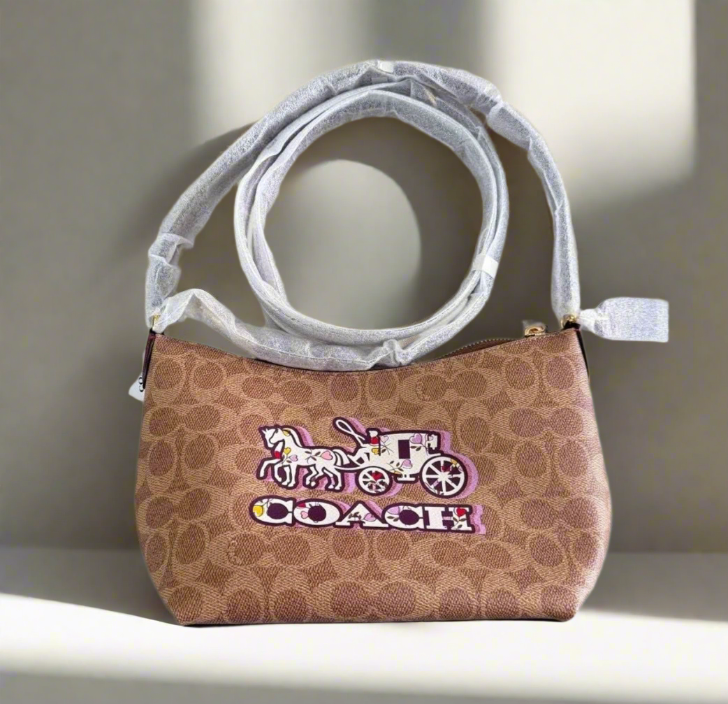 حقيبة كتف/حقيبة كروس بودي من كوتش بايتون بنقشة الحصان والعربة المميزة