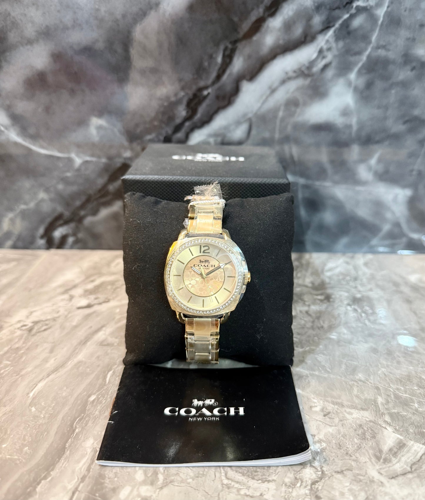 ساعة كوتش بوي فريند ذهبية من الفولاذ المقاوم للصدأ