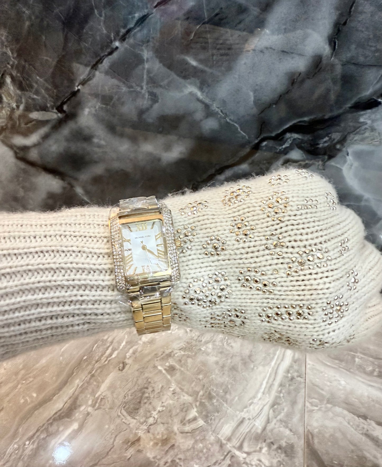 ساعة مايكل كورس إيمري ذهبية اللون - صغيرة مستطيلة