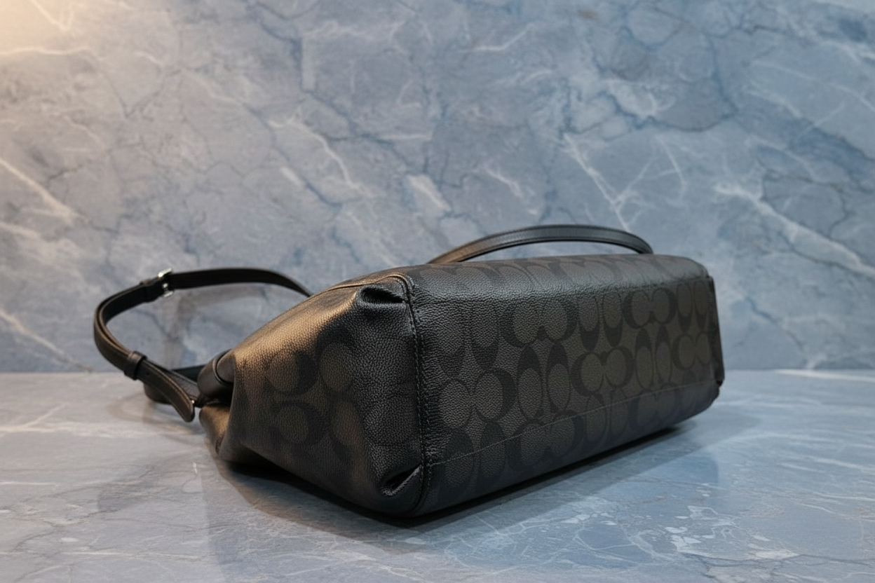 حقيبة حمل كبيرة من كوتش بروك