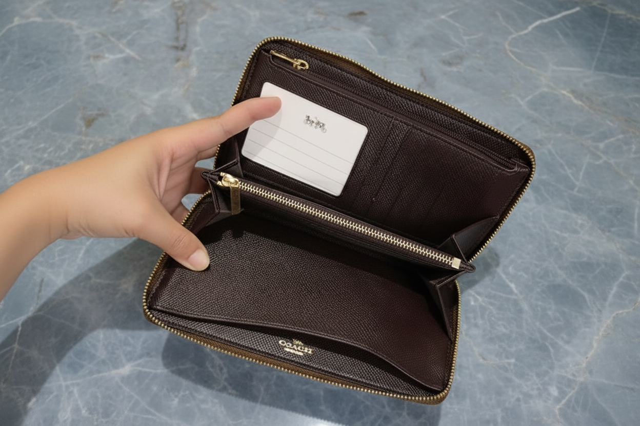 طقم كوتش لويس: حقيبة كتف/حقيبة كروس بودي ومحفظة معصم بسحاب من قماش الكانفاس المميز ببطانة من الطين المعدني