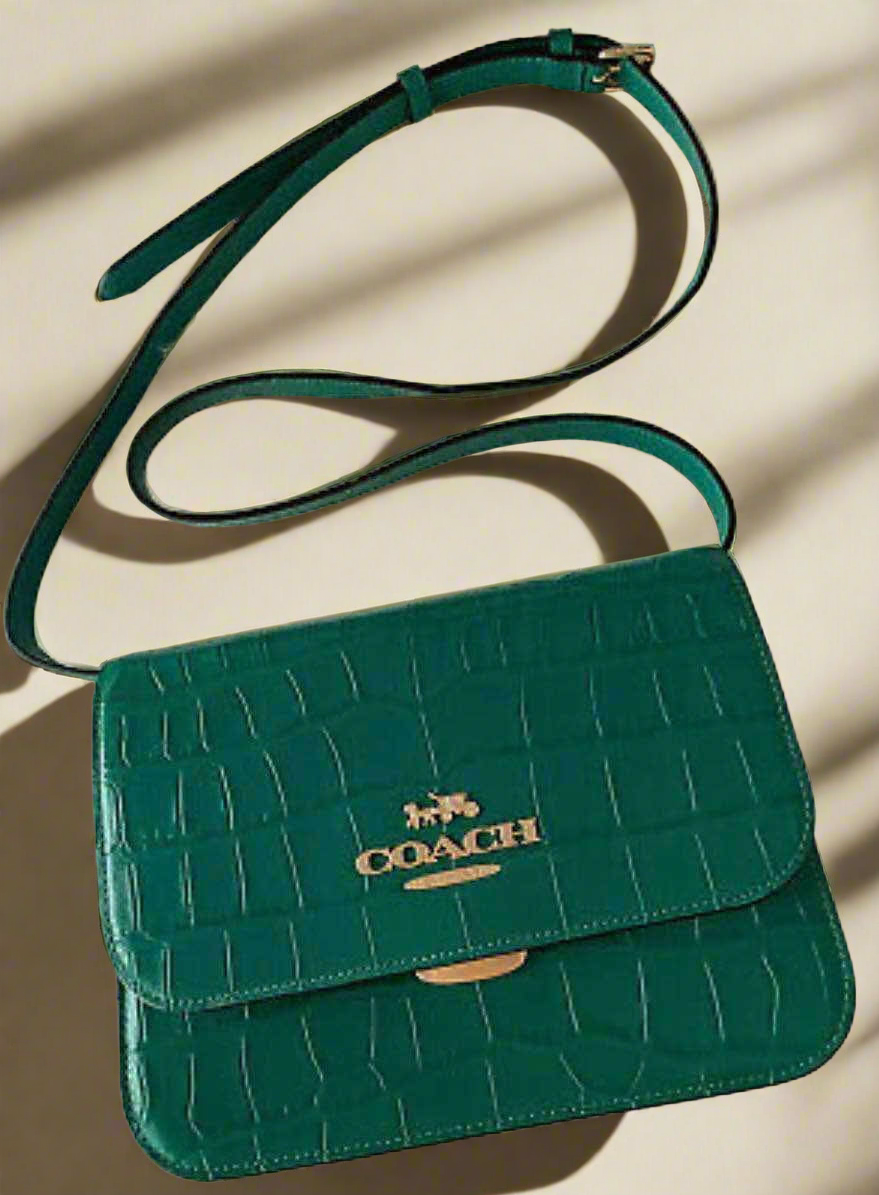 حقيبة كروسبودي كوتش برين ذات غطاء قلاب - لون اليشم