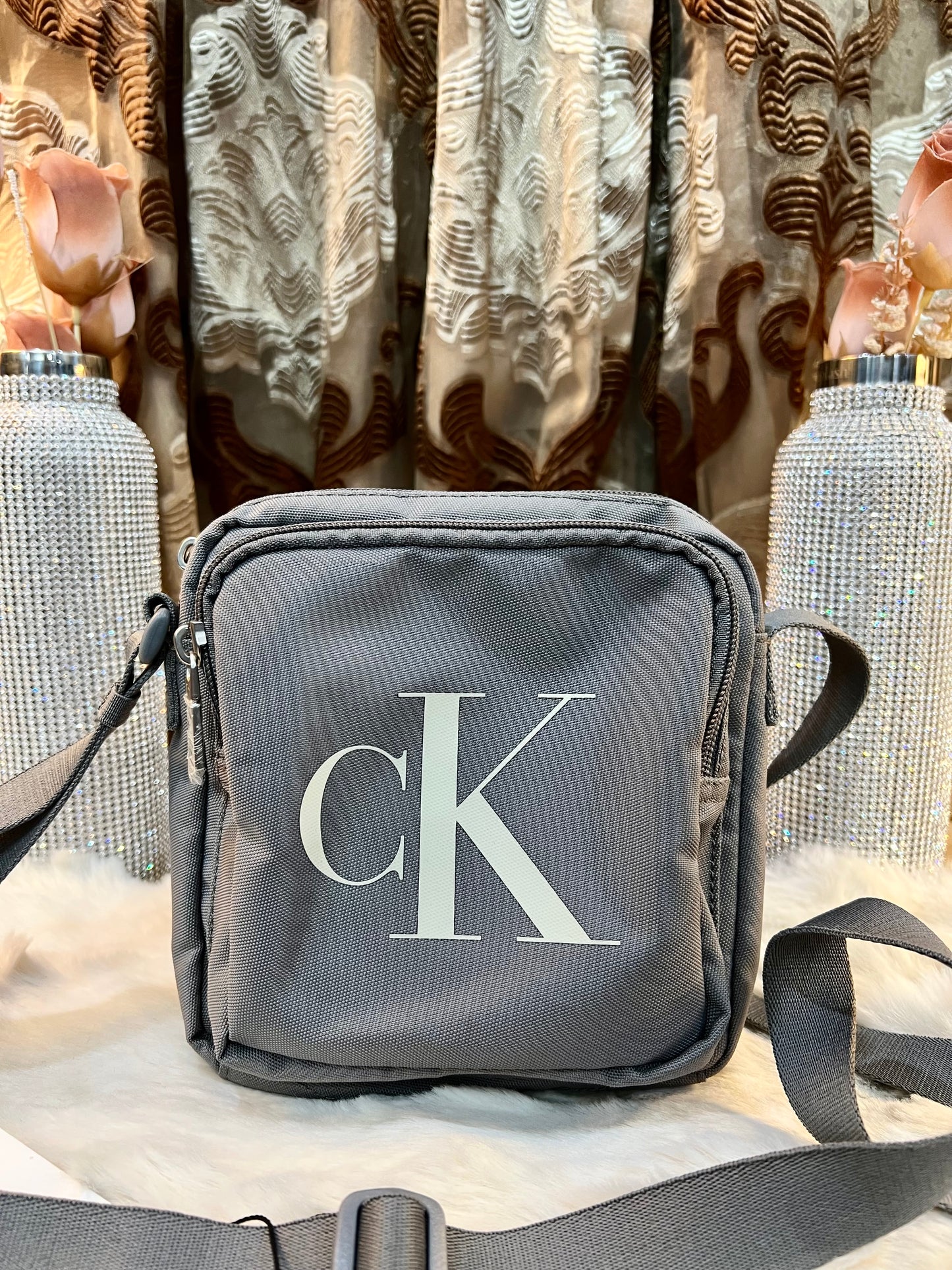CALVIN KLEIN SPORT ESSENTIAL CAMERA BAG 17 - GRAY
