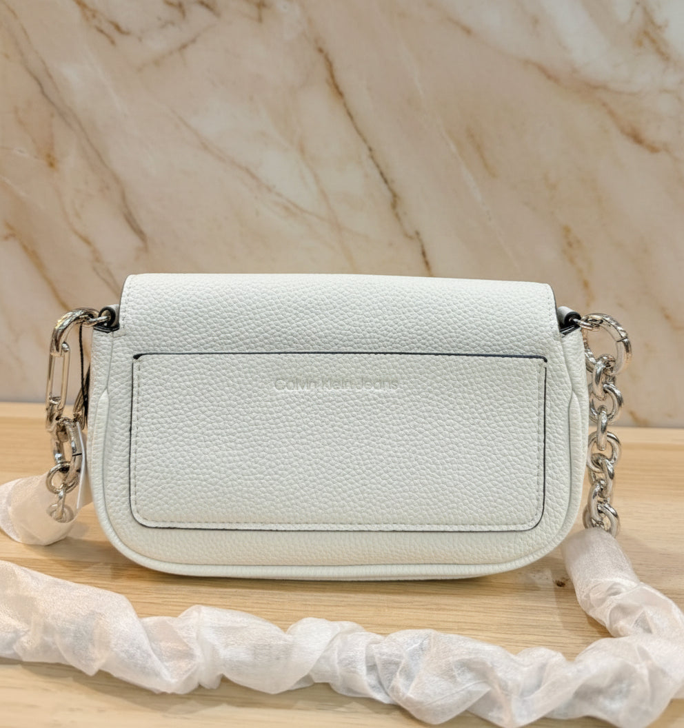 CALVIN KLEIN CHAIN CROSSBODY BAG - SILVER BIRCH