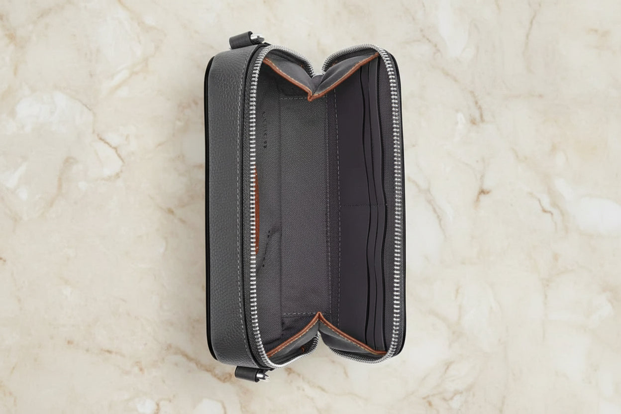 حقيبة كروسبودي رفيعة من كوتش تشارتر - رمادي