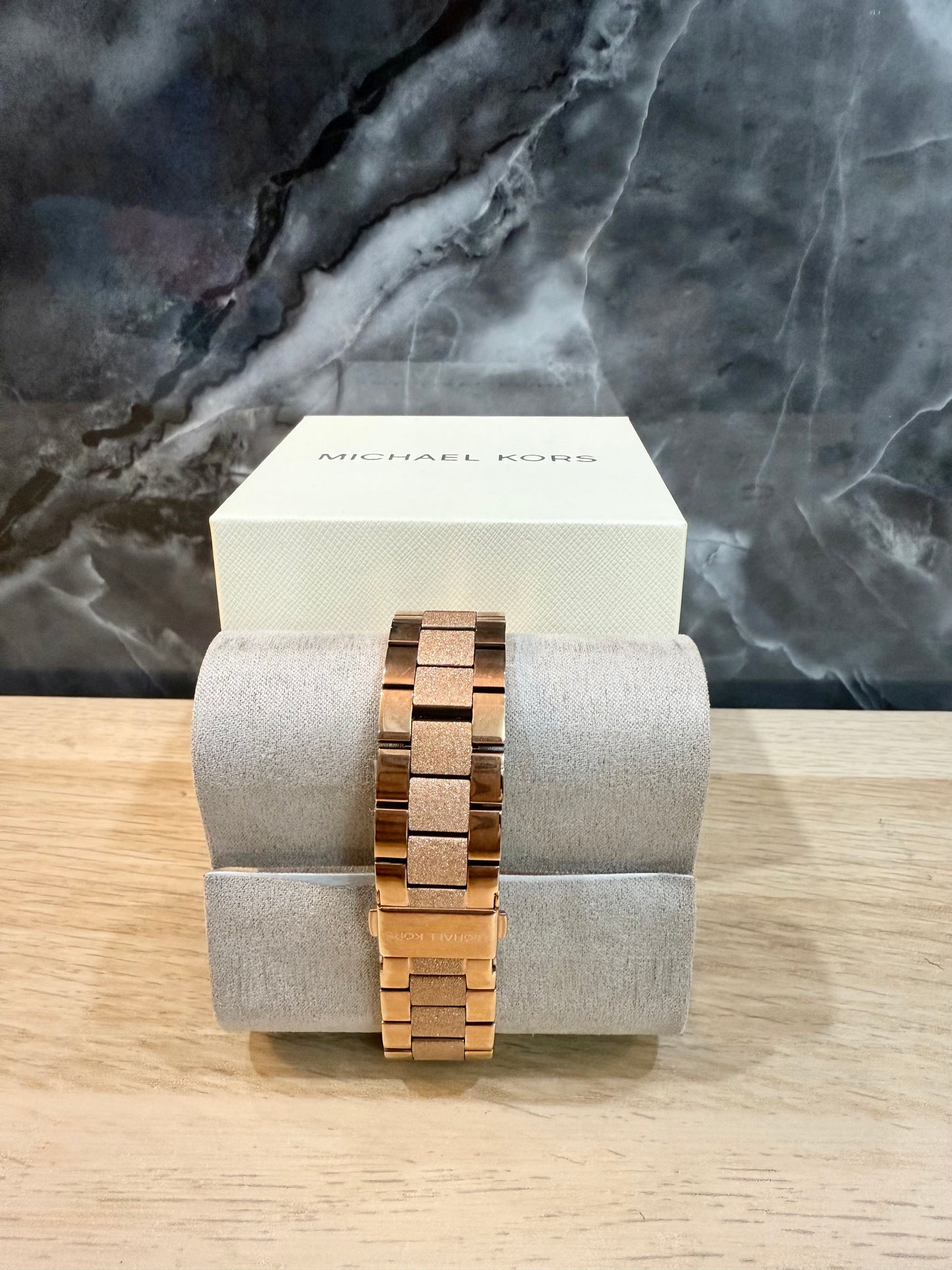 ساعة مايكل كورس متوسطة الحجم - لون ذهبي وردي - علبة ساعة مجانية