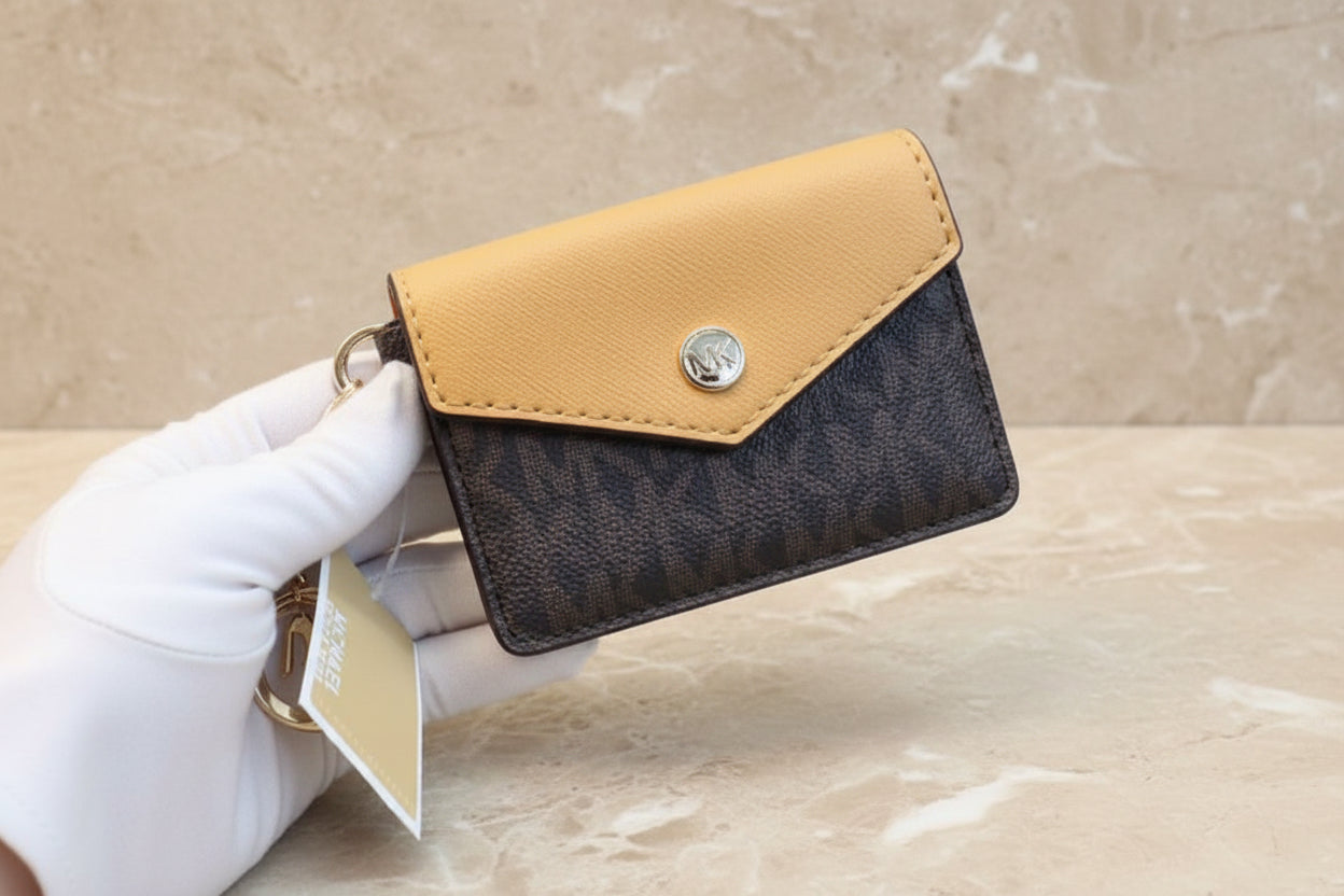 MICHAEL KORS CARD CASE FLAP - SIGNATURE BROWN/MUSTARD YELLOW