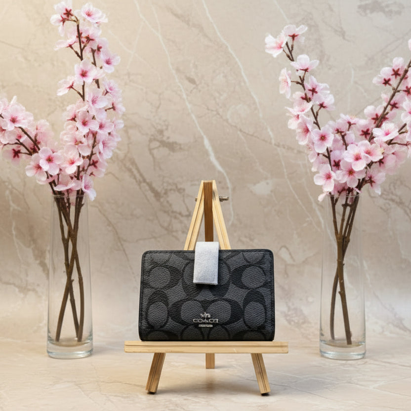 محفظة كوتش ثنائية الطي متوسطة الحجم بسحاب في الزاوية