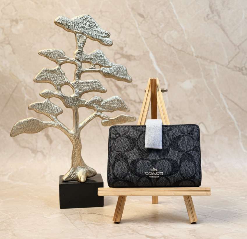 محفظة كوتش ثنائية الطي متوسطة الحجم بسحاب في الزاوية