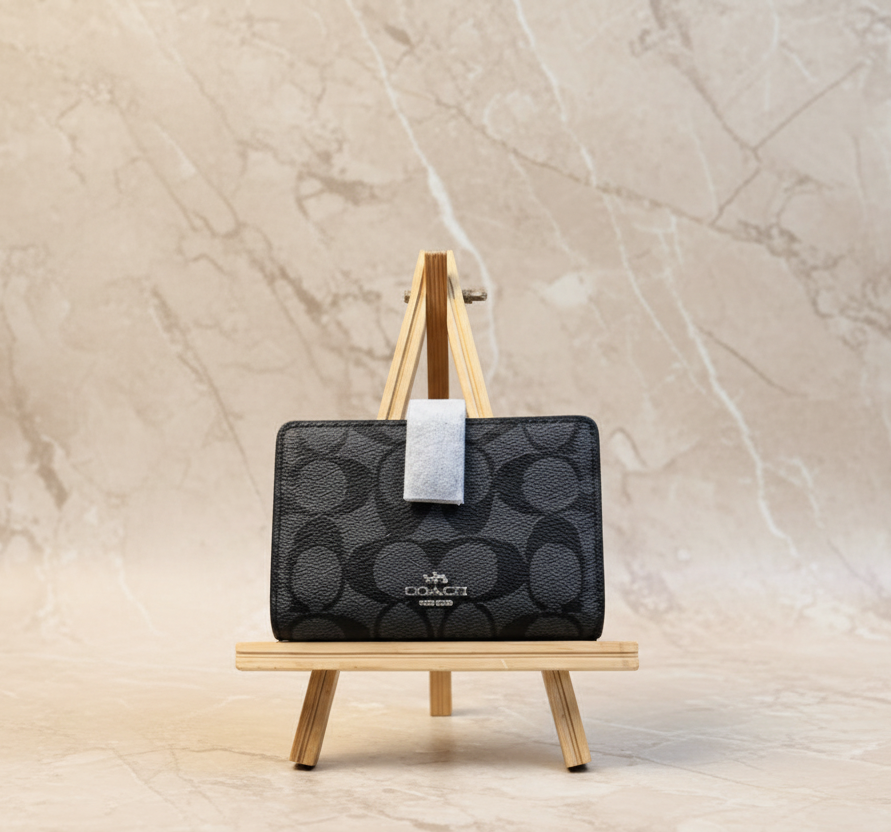 محفظة كوتش ثنائية الطي متوسطة الحجم بسحاب في الزاوية