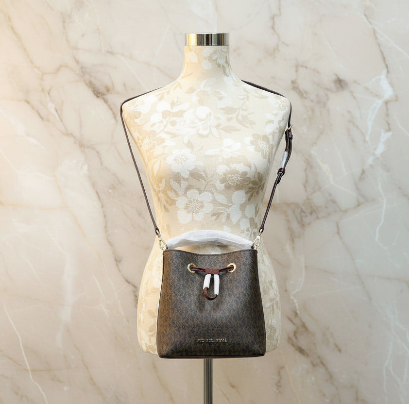 MICHAEL KORS SURI BUCKET IN SIGNATURE CANVAS