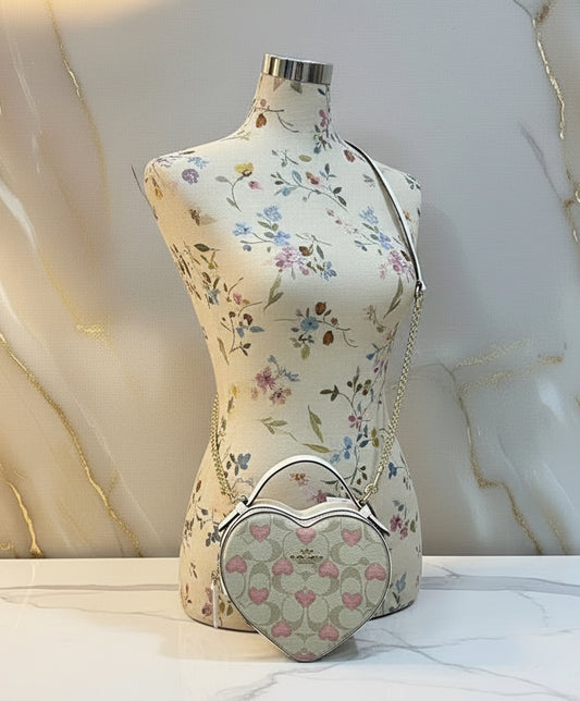 حقيبة كروسبودي من كوتش، جديدة تمامًا، بمقبض علوي ونقشة قلب، مصنوعة من قماش مميز، إصدار عيد الحب 2024