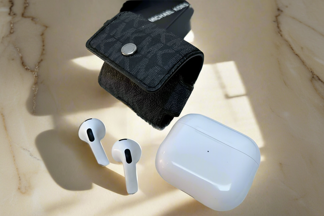 Michael Kors Unisex Expandable Airpod/ Earbud Case MK Signature Admiral In Gift Box