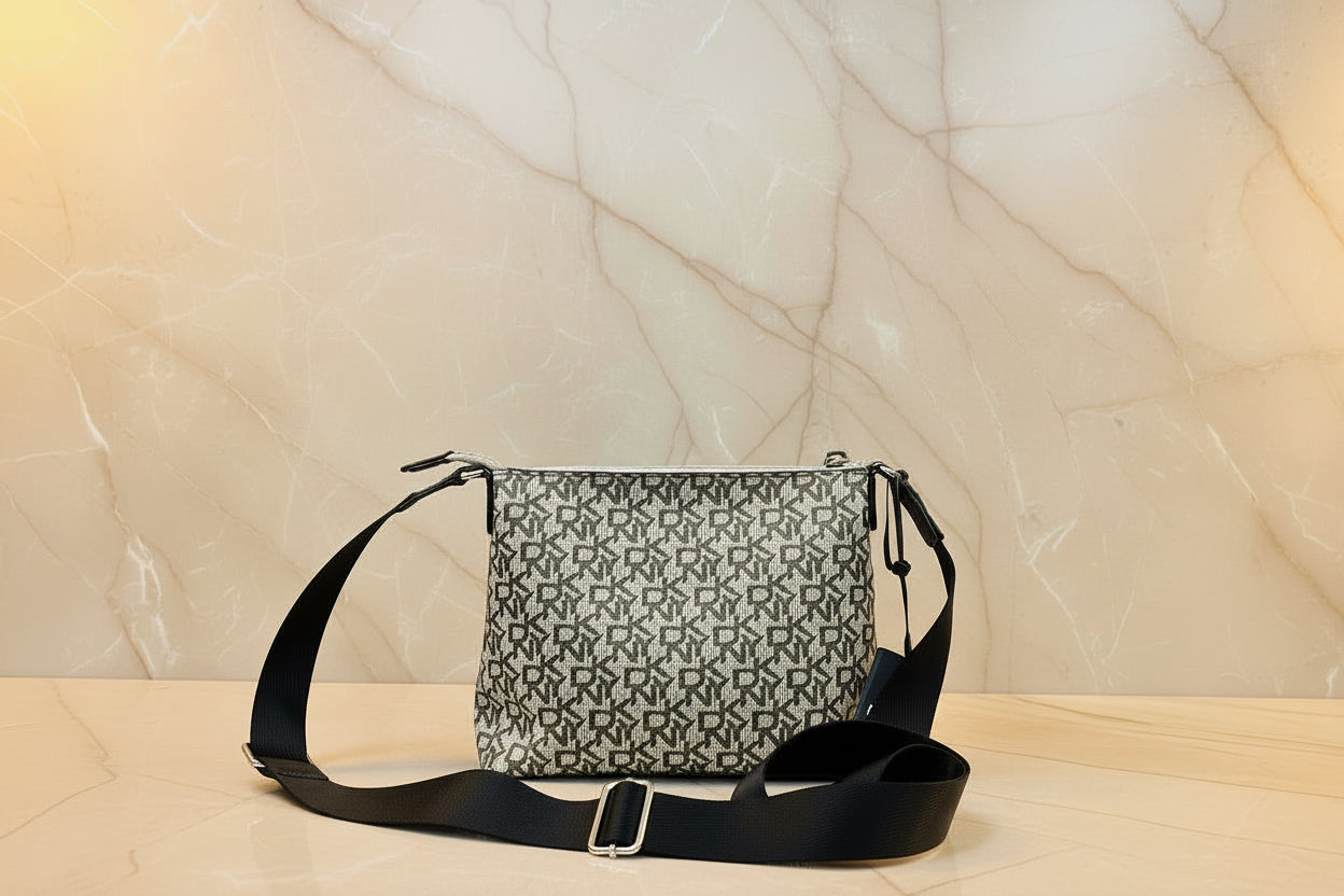 حقيبة كروس بودي من دي كيه إن واي بشعار المونوغرام