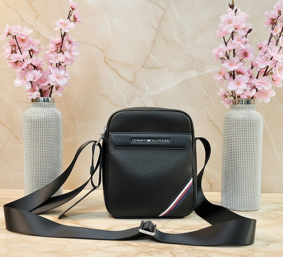 حقيبة كروس بودي صغيرة للرجال من تومي هيلفيغر -