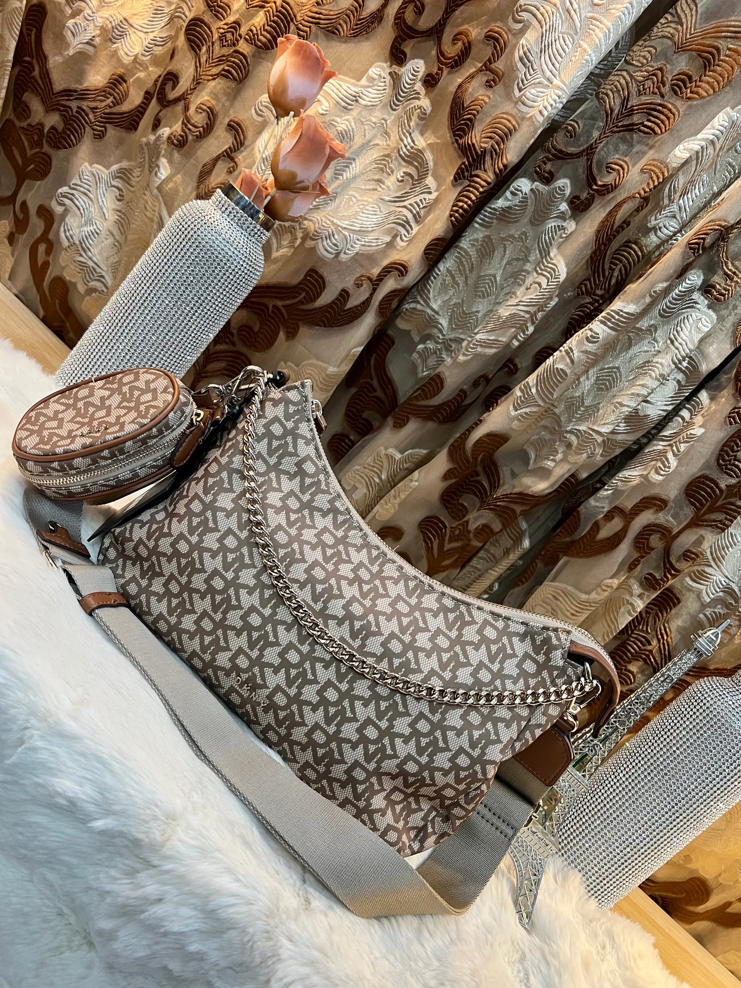 حقيبة كتف/حقيبة كروس بودي كبيرة الحجم من دي كيه إن واي كايرو